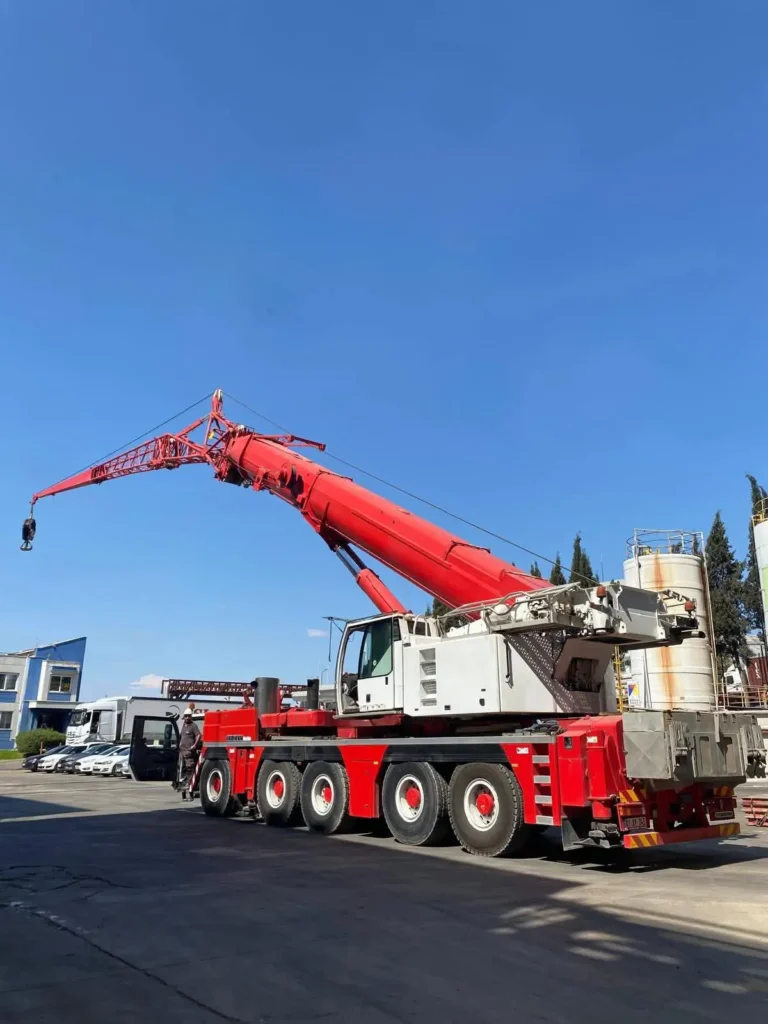 Sanayi tesisinde görev yapan mobil vinç - Pınar Vinç Kiralama